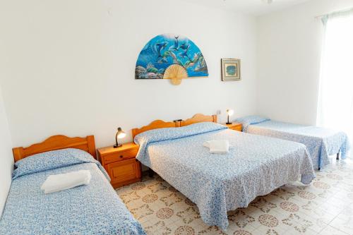 En eller flere senger på et rom på Hotel Casa Adolfo Ischia