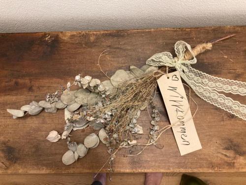 a wooden table with a bunch of seaweed and a tag at Ferienwohnung Burg Murten in Murten