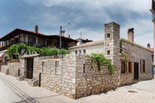 un antiguo edificio de piedra con una pared de ladrillo en Villa La Strada, en Afitos
