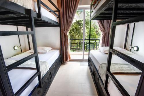 Postel nebo postele na pokoji v ubytování Mad Monkey Hostel Siem Reap