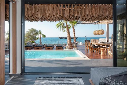 Casa Negro - The Essence of Beachfront Living