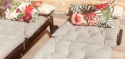 two beds sitting next to each other with pillows on them at Casa Cara in Birgu
