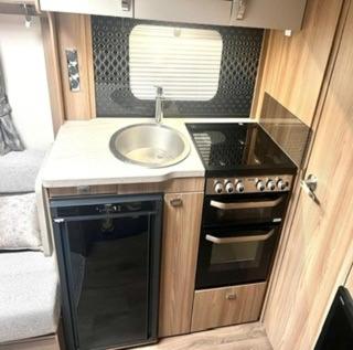 Kuchyň nebo kuchyňský kout v ubytování Caravan hire at New Quay