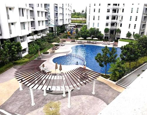 ジョホールバルにある3BR Mount Austin @Midori Green (1 to 8pax)の建物内のプールの俯瞰図