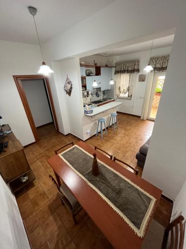 uma sala de estar com uma mesa e uma cozinha em Rifugio del marinaio em Milazzo