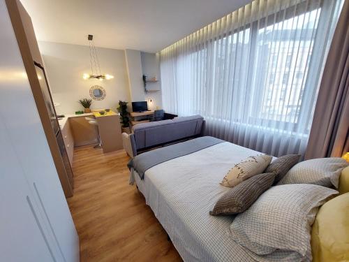 a bedroom with a bed and a window and a desk at Charming Central Studio with AC in Porto