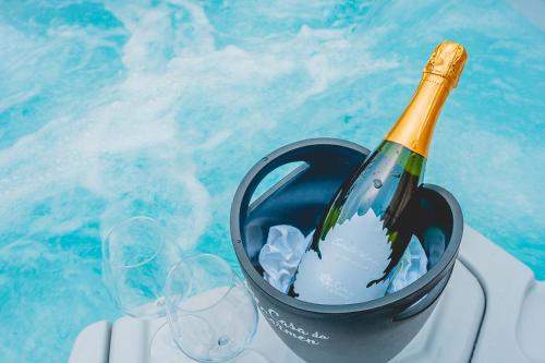 uma garrafa de champanhe num balde ao lado de taças de vinho em CASA da CARMEN - Relax & Tradizione em Mezzolombardo