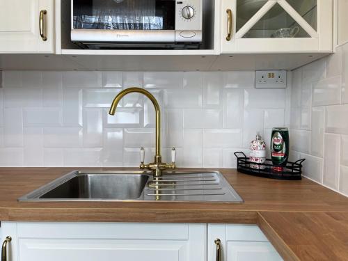 a kitchen with a sink and a microwave at Lisa's Place near Kings Cross in London