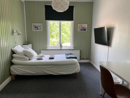 Ένα ή περισσότερα κρεβάτια σε δωμάτιο στο Hattkalles Vandrarhem
