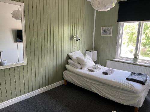 Ένα ή περισσότερα κρεβάτια σε δωμάτιο στο Hattkalles Vandrarhem