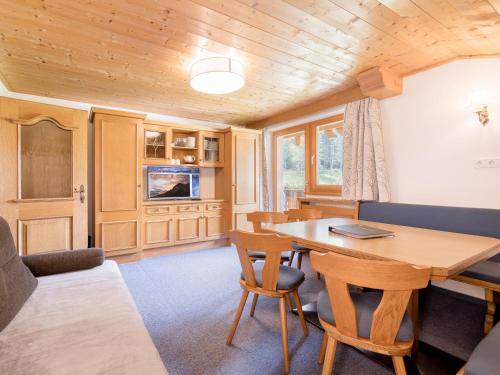 salon ze stołem i krzesłami w obiekcie Apartment Kraxner w Solden