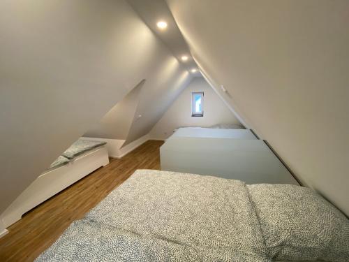 een slaapkamer op zolder met 2 bedden en een tapijt bij Haus Schiltach in Schramberg
