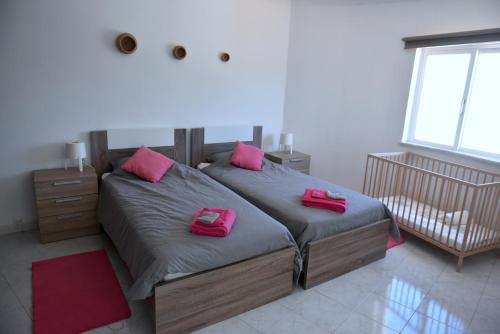 מיטה או מיטות בחדר ב-Casa Franki - Stylish and large beach apartment in Algarve