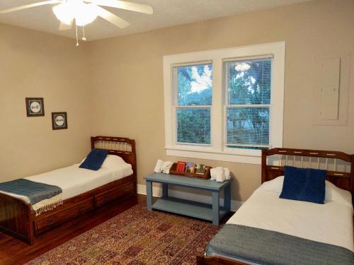 מיטה או מיטות בחדר ב-Micanopy Countyline Cottages