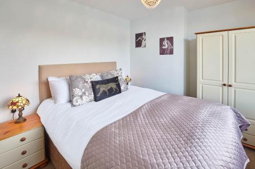ein Schlafzimmer mit einem großen Bett und einer Kommode in der Unterkunft Host & Stay - The Haven in Whitby