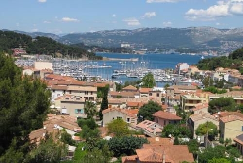 une ville avec un port et des bateaux dans l'eau dans l'établissement Appartement 2 pièces vue mer avec balcon/terrasse, à Saint-Mandrier-sur-Mer