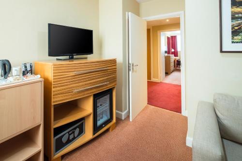 Televisyen dan/atau pusat hiburan di Crowne Plaza Chester by IHG