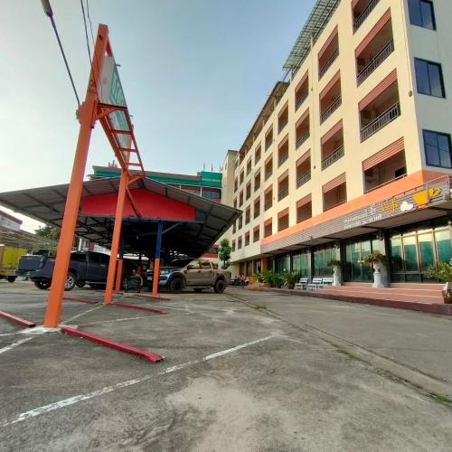 een lege parkeerplaats voor een gebouw bij ธรดา in Ban Pa Kluai