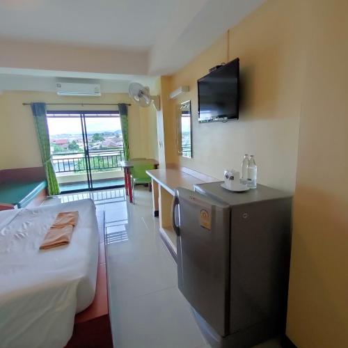 een hotelkamer met een bed en een keuken bij ธรดา in Ban Pa Kluai