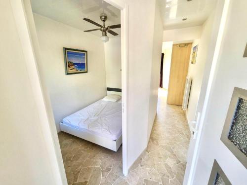 - une petite chambre avec un lit et un ventilateur de plafond dans l'établissement Appartement 2 pièces vue mer avec balcon/terrasse, à Saint-Mandrier-sur-Mer