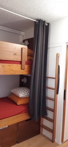 Katil dua tingkat atau katil-katil dua tingkat dalam bilik di Studio aux pieds des pistes Roche Béranger