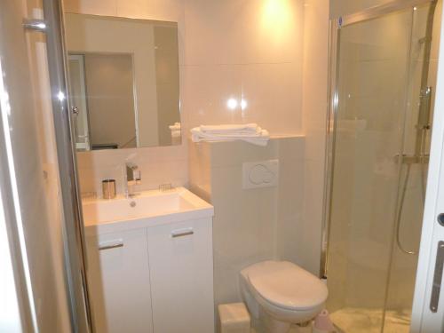 une salle de bain avec une douche, des toilettes et un lavabo dans l'établissement NICE VILLAGE1 AP2087 by RIVIERA HOLIDAY HOMES, à Nice