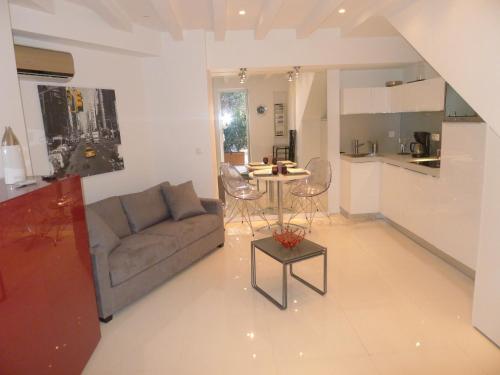 un salon avec un canapé et une table dans l'établissement NICE VILLAGE1 AP2087 by RIVIERA HOLIDAY HOMES, à Nice