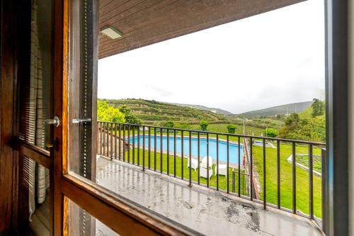 a room with a window with a view of a river at Quinta do Boição in Lisbon
