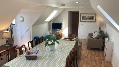 Телевизор и/или развлекательный центр в The Art Loft at Beechtrees, Crieff