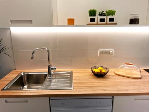 eine Küchentheke mit einer Spüle und einer Obstschale in der Unterkunft Apartment Blue Dream in Dubrovnik