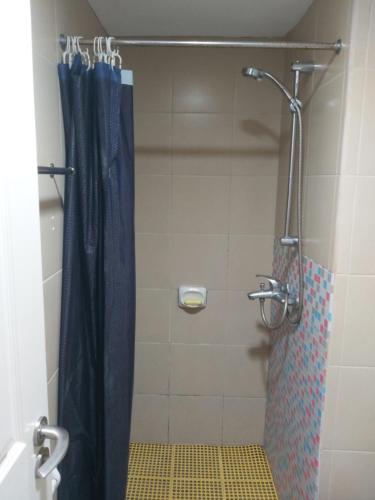 Kylpyhuone majoituspaikassa Affordable Tagaytay Monteluce 2 BR LOFT with pool 82