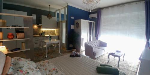 - une chambre avec un lit, une chaise et un lavabo dans l'établissement SUITE PANORAMA, à Brescia
