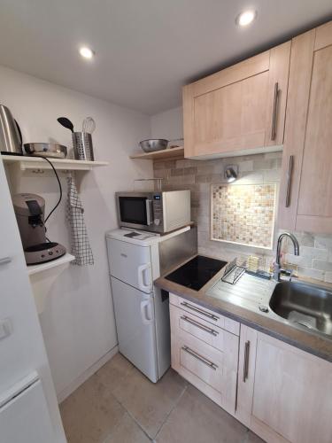 A kitchen or kitchenette at Appartement climatisé design au cœur de St-Aygulf à 200 metres la mer