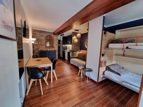 パス・ダ・ラ・カザにあるApartamentos Grifovacances Tres Estrelles Clubのデスクとベッドルームが備わる小さな客室です。