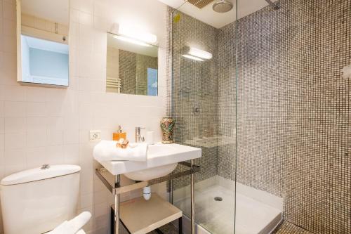 une salle de bain avec toilettes, lavabo et douche dans l'établissement LUNG ARNO AP4300 By Riviera Holiday Homes, à Nice