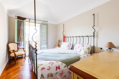 une chambre avec un lit, une table et une chaise dans l'établissement LUNG ARNO AP4300 By Riviera Holiday Homes, à Nice