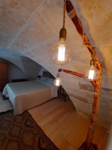 um quarto com uma cama e luzes num sótão em B&b la vecchia corte em Copertino