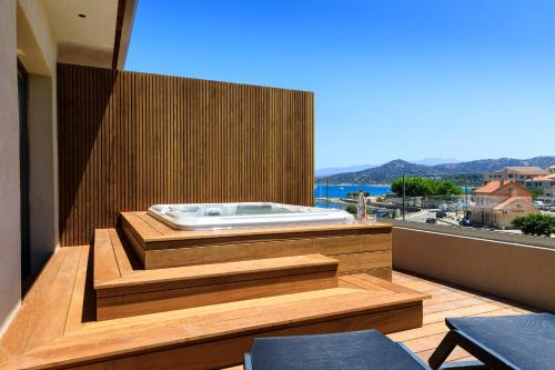 a bath tub sitting on top of a balcony at RESIDENCE SANTA MARIA in LʼÎle-Rousse