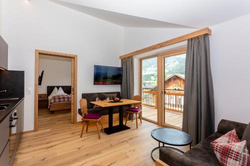 TV a/nebo společenská místnost v ubytování Feriengut Ottacherhof - Active Family Holiday in central Hollersbach