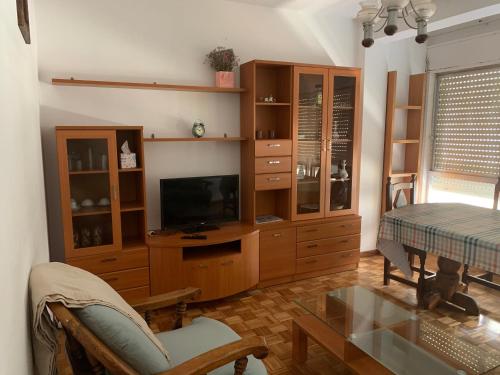 TV a/nebo společenská místnost v ubytování PISO PLAYA SAN CIPRIÁN (MARIÑA LUCENSE)