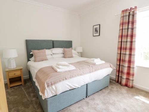- une chambre avec un lit et 2 serviettes dans l'établissement Clocktower - Culzean Castle, à Maybole