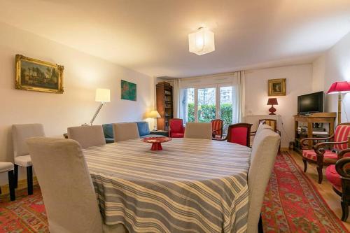 un salon avec une table et un canapé dans l'établissement Les 4 horizons au sein d' une résidence calme, à Talant