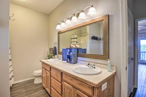 Ένα μπάνιο στο Beaver Lake Home with Game Room, Boat Slip and Views!