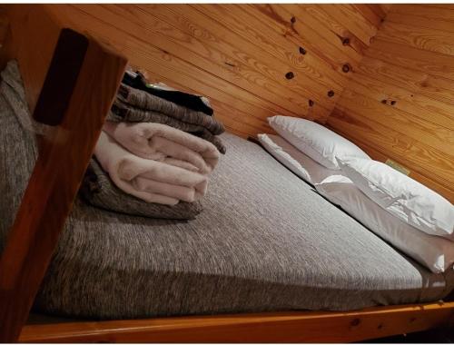 Katil atau katil-katil dalam bilik di Legacy Lodge Bunkhouse