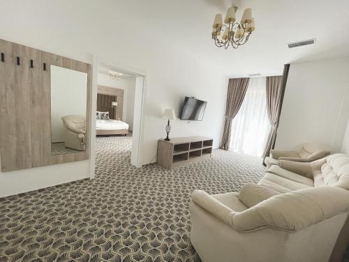 Majestic Boutique Hotel في بايلي فيليكس: غرفة معيشة مع أريكة ومرآة
