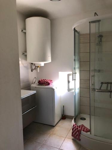 une salle de bain avec une douche, des toilettes et un lavabo dans l'établissement T3 avec grande terrasse et jardin sur les hauteurs de Martigues, à Martigues