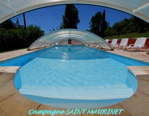 une grande piscine entourée d'une couverture dans l'établissement Campagne SAINT MAURINET, à Montmeyan