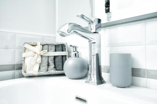 un lavabo de salle de bain avec robinet de douche et serviettes dans l'établissement La Finestra sul Corso, à Amalfi