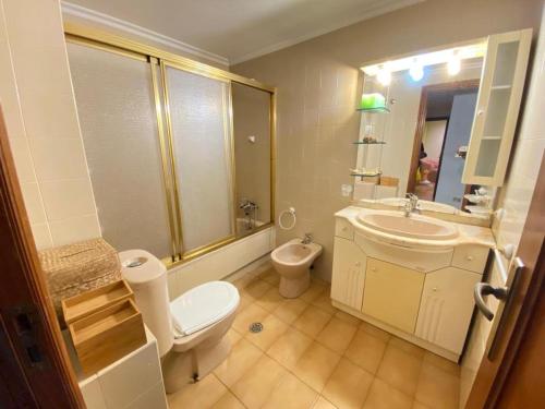 Kúpeľňa v ubytovaní Piso 3 habitaciones Torreceira plaza industria