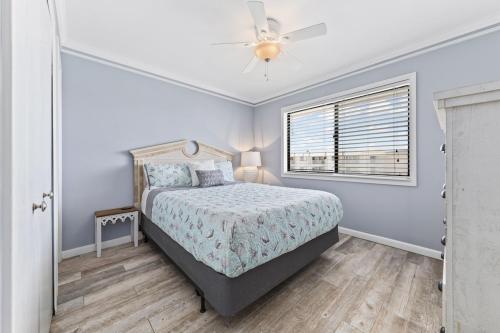 une chambre avec un lit et un ventilateur de plafond dans l'établissement Gulf Shores Plantation Unit 2319, à Gulf Highlands